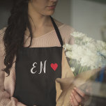 Monogram Black Red Heart Handgeschreven script Schort<br><div class="desc">Een minimalistisch monogram ontwerp met grote typografische initialen in een manuscriptdoopvont met een rood hart op een eenvoudige zwarte achtergrond. Het perfecte aangepast cadeau of accessoire!</div>