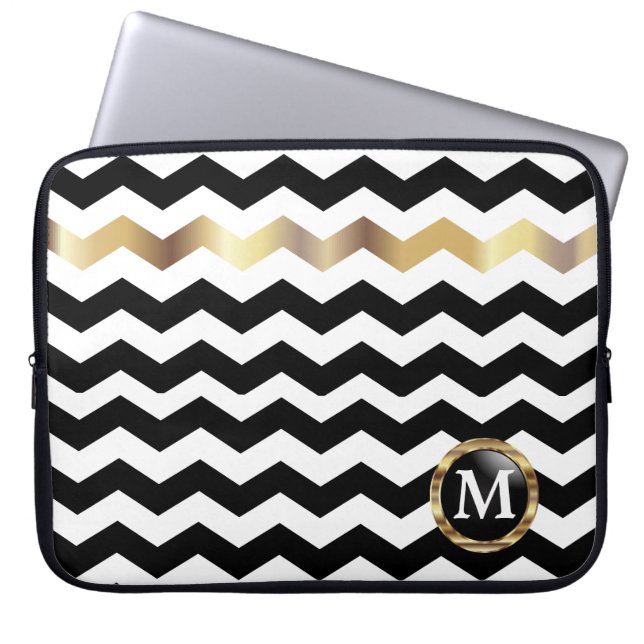 Monogram Black, White en Gold Chevron Stripes Laptop Sleeve (Voorkant)
