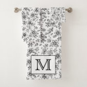 Monogram Black White Floral Pattern Bad Handdoek (Insitu)