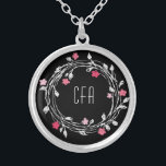 Monogram Black White Roze Red Floral Wreate Zilver Vergulden Ketting<br><div class="desc">Monogram dit zwarte,  witte,  roze rode Floral met zilveren Ketting. Maakt een groot geschenk voor je bruidsmeisjes,  of voor elke vrouw in je leven.</div>