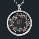 Monogram Black White Roze Red Floral Wreate Zilver Vergulden Ketting<br><div class="desc">Monogram dit zwarte,  witte,  roze rode Floral met zilveren Ketting. Maakt een groot geschenk voor je bruidsmeisjes,  of voor elke vrouw in je leven.</div>