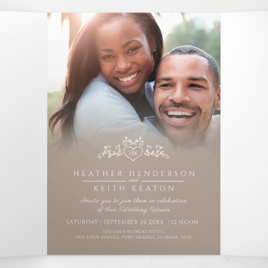 Monogram blad hart bruin geelbruin wit bruiloft drieluik uitnodiging (Binnenkant midden)