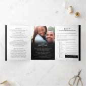 Monogram blad hart kunst zwart wit bruiloft drieluik uitnodiging (Binnen)