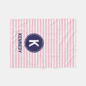 Monogram Blanket Pastel Pink Stripes en Navy Blue Fleece Deken (Voorkant (Horizontaal))