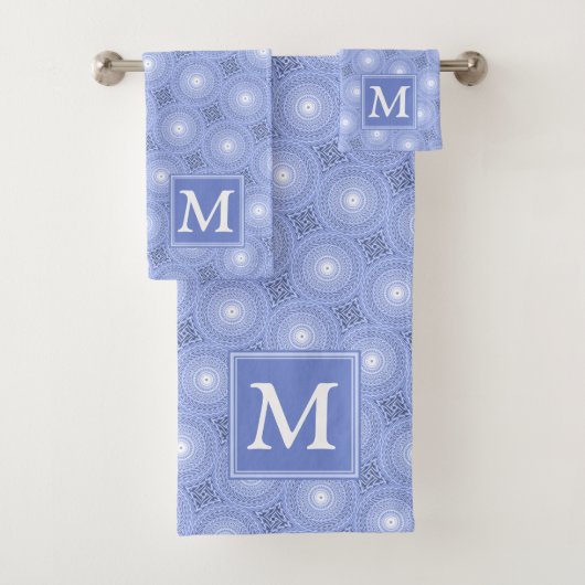 Monogram blauw cirkelpatroon bad handdoek (Insitu)