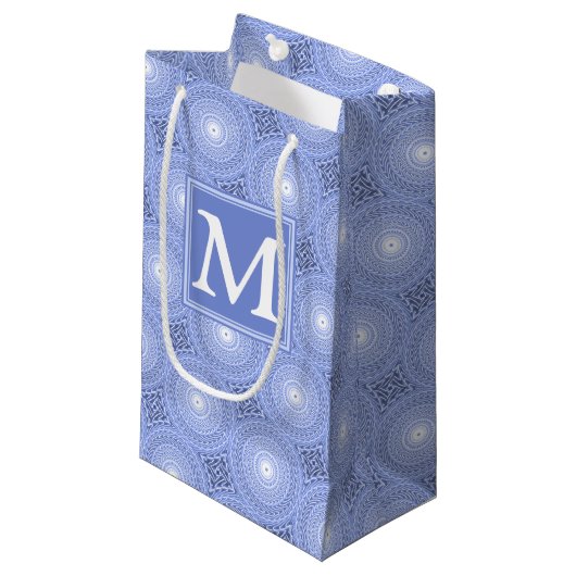 Monogram blauw cirkelpatroon klein cadeauzakje (Voorkant Gekanteld)