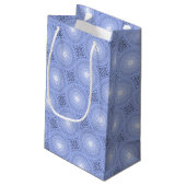 Monogram blauw cirkelpatroon klein cadeauzakje (Achterkant Gekanteld)
