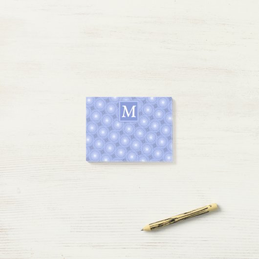 Monogram blauw cirkelpatroon post-it® notes (Op bureau)