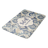 Monogram Blauw & Crème Damast Bloem Bruiloft Badmat (Gekanteld)