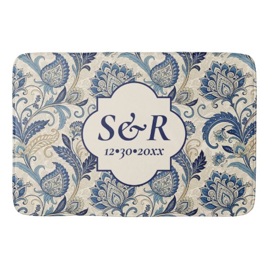 Monogram Blauw & Crème Damast Bloem Bruiloft Badmat (Voorkant)