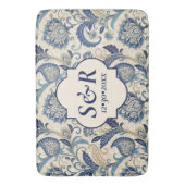 Monogram Blauw & Crème Damast Bloem Bruiloft Badmat (Voorkant Verticaal)