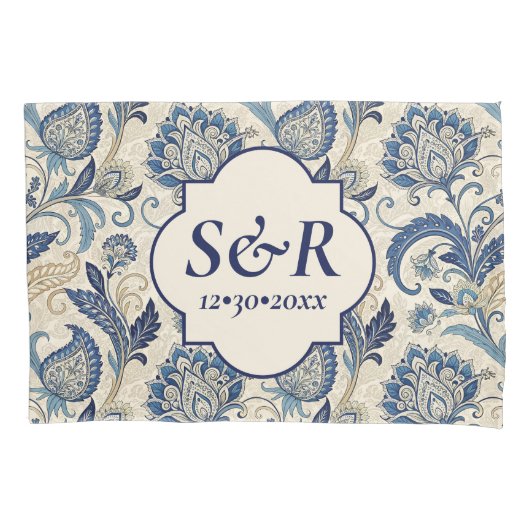Monogram Blauw & Crème Damast Floral Wedding Kussensloop (Voorkant-Links)