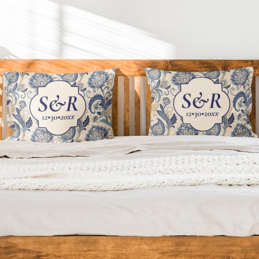 Monogram Blauw & Crème Damast Floral Wedding Kussensloop