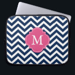 Monogram blauw en Fuschia Zigzags Pattern Laptop Sleeve<br><div class="desc">Moderne en chevron strepen en quatrefotolie-monogram.</div>