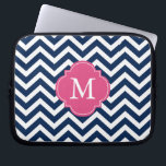 Monogram blauw en Fuschia Zigzags Pattern Laptop Sleeve<br><div class="desc">Moderne en chevron strepen en quatrefotolie-monogram.</div>