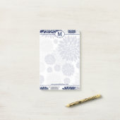 Monogram blauw en grijs bloemenpatroon post-it® notes (Op bureau)