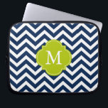 Monogram blauw en groen Zigzags Patroon Laptop Sleeve<br><div class="desc">Moderne en chevron strepen en quatrefotolie-monogram.</div>