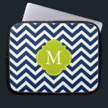 Monogram blauw en groen Zigzags Patroon Laptop Sleeve<br><div class="desc">Moderne en chevron strepen en quatrefotolie-monogram.</div>