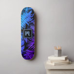 Monogram blauw paarse ombre blad cool trendy moder persoonlijk skateboard<br><div class="desc">Breng een beetje van de tropen van het oerwoud naar de straten van uw stad wanneer je een cool, knap, modern skateboard gebruikt dat een handgeschreven monogram initiaal toont boven een grafisch palmbladpatroon van levendige, noodlijdende blauwe en paarse ombre gradaties op zwart. Maakt een leuke en stijlvolle uitspraak elke keer...</div>