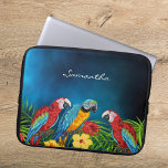 Monogram blauw palmbladerblad laptop sleeve<br><div class="desc">Tropische vogels,  papegaaien in blauw,  geel en rood,  op groene palmbladeren. Verdroogd met tropische bloemen. Een donkerblauwe hemel als achtergrond. De blauwe kleur is ongelijk. Sjabloon voor een naam,  wit handgeschreven stijlmanuscript.</div>
