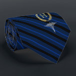 Monogram blauw voor medisch beroepsformaat stropdas<br><div class="desc">Een gepersonaliseerd blauw stropdas met streepjes, toegesneden op medische professionals, met de voornaam of achternaam van het monogram in een faux gouden kreet.</div>