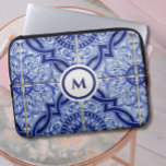 Monogram blauw   wit mediterraan Tegel patroon Laptop Sleeve<br><div class="desc">Voeg stijl toe aan uw dagelijkse routine met deze prachtige blauw-witte monogram laptop sleeve, met een traditioneel mediterraan keramisch tegel patroon. In de geest van de beste tegels van Portugal, Spanje en Marokko is het motief een aangename reeks geometrische lijnen en wervelingen. Personaliseer met een initiaal voor een extra speciaal...</div>