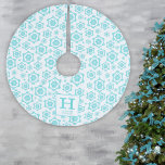 Monogram blauw wit Snowflake Pattern Kerstboom Rok<br><div class="desc">Modern Blue White Snowflake Pattern Family Monogram en Name Kerstpensed Polyester Tree Skirt. Een sneeuwvlokpatroon op een witte achtergrond. Blauwe abstracte sneeuwvlokken op wit. Voeg je initiaal en familienaam toe.</div>