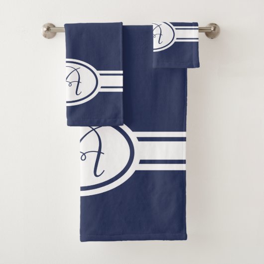 Monogram blauwe diepten bad handdoek (Insitu)