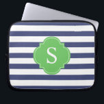 Monogram blauwe en groene strepen laptop sleeve<br><div class="desc">Moderne en chemische horizontale strepen en een ontwerp van quatrefotolie.</div>