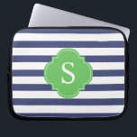 Monogram blauwe en groene strepen laptop sleeve<br><div class="desc">Moderne en chemische horizontale strepen en een ontwerp van quatrefotolie.</div>