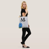 Monogram Blauwe Madelief Tote Bag (Op model)