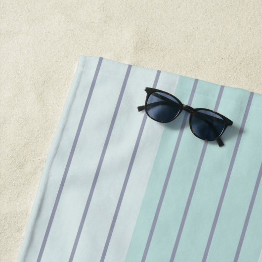 Monogram blauwgroen blauwe grijze strepen strandlaken (In situ)