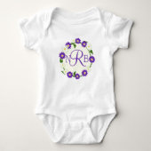 Monogram bloemenkrans Paarse Romper (Voorkant)