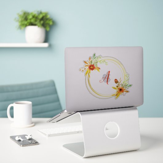 Monogram bloemenkrans sticker (Laptop op bureau)