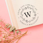 Monogram & Bloemkrans uit de Bibliotheek van het B Zelfinktende Stempel<br><div class="desc">Voeg een elegante touch toe aan al uw favoriete boeken met ons chique Floral Wreath Monogram From the Library of Bookplate stamp, met uw monogram met één initiaal in klassieke serif belettering, omlijst met een handgetekende bloemenkrans, knoppen en kleine botanische bladeren. "Uit de bibliotheek van" verschijnt in een prachtige cirkelboog...</div>