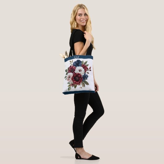 Monogram Bloemstuk bordeauxrood marineblauw wit Tote Bag (Op model)