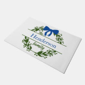 Monogram Blue Bow Green Wreatname Familienaam Deurmat (Schuin)