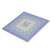 Monogram Blue Periwinkles Floral Border Faux Linen Tegeltje (Zijkant)