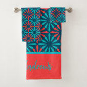 Monogram Blue Red Pattern Persoonlijke naam Bad Handdoek (Insitu)