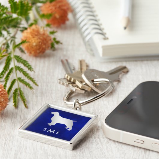 Monogram Blue Silver Spaniel Dog Sleutelhanger (Zijkant)
