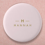 Monogram Blush Pink | Elegant Gold Minimalist Ronde Button 5,7 Cm<br><div class="desc">Een eenvoudig stijlvol monogram op maat in een gouden moderne, minimalistische typografie op een elegante pastelroze achtergrond. De monogram initialen en de naam kunnen gemakkelijk samen met de eigenschaplijn worden gepersonaliseerd om een ontwerp zo uniek te maken zoals u bent! Het perfecte cadeau of accessoire op maat voor elke gelegenheid....</div>