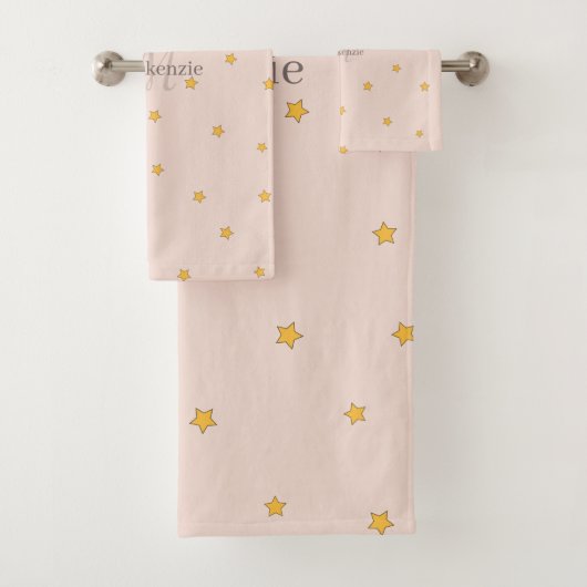 Monogram Blush Pink Lucky Stars Custom Naam Handdo Bad Handdoek (Insitu)