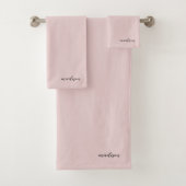 Monogram Blush Pink Modern Minimalist Feminine Bad Handdoek (Insitu)