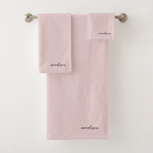 Monogram Blush Pink Modern Minimalist Feminine Bad Handdoek (Insitu)
