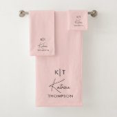 Monogram Blush Pink Modern Signature Script Bad Handdoek (Insitu)