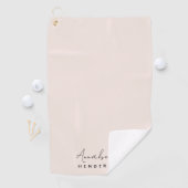 Monogram Blush Pink | Moderne, minimalistische vro Golfhanddoek (Insitu)