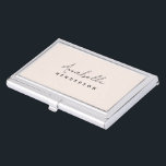 Monogram Blush Pink | Moderne, minimalistische vro Visitekaarthouder<br><div class="desc">Een eenvoudig stijlvol aangepast monogram ontwerp met een moderne, minimalistische handgeschreven scripttypografie in combinatie met een bloktypografie in zwart op een elegante pastelkleurige roze achtergrond. De monogram naam kan gemakkelijk worden gepersonaliseerd om een ontwerp zo uniek te maken zoals u bent! Het perfecte persoonlijke cadeau of accessoire voor elke gelegenheid!...</div>
