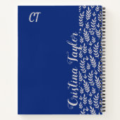 Monogram Blush roze Blad patroon op Blauw Notitieboek (Achterkant)