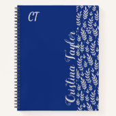 Monogram Blush roze Blad patroon op Blauw Notitieboek (Voorkant)