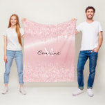 Monogram Blush Roze drift Glitter Metallic naam Fleece Deken<br><div class="desc">Metaalpoeder Roze gekleurd Drijvende faux folieverdruk op zowel de bovenkant als de onderzijde,  met een aangepast monogram gecentreerd op deze pluche en luie deken</div>